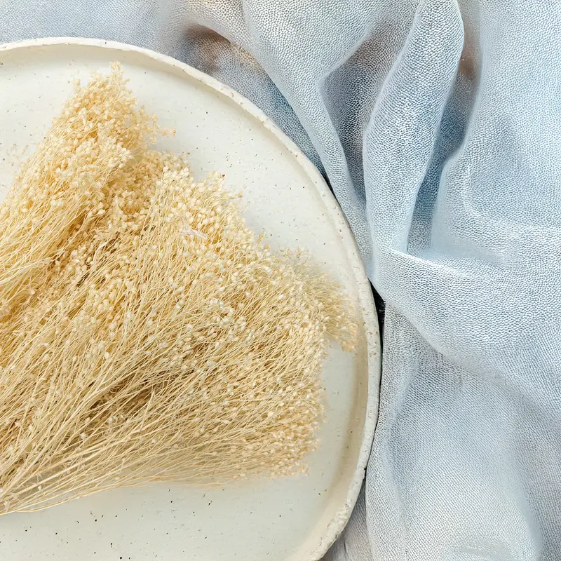 Fleurs séchées blanchies dans les décorations de communion et de mariage – une subtilité intemporelle