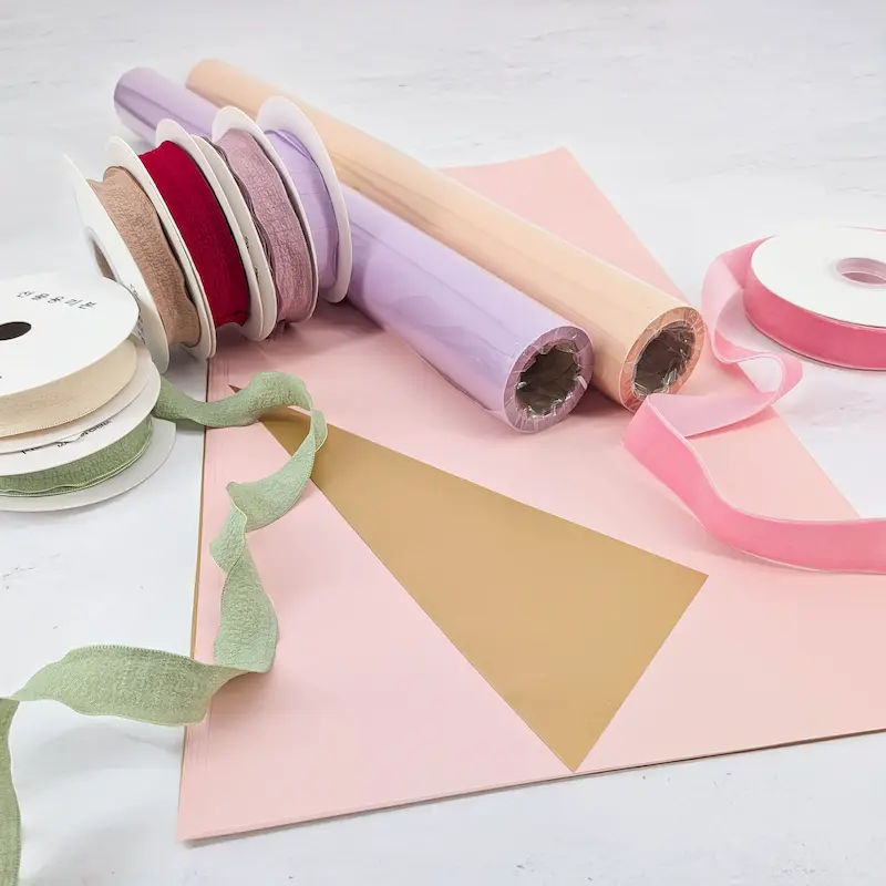 Papiers floraux, films décoratifs et rubans – des éléments indispensables des bouquets et décorations modernes