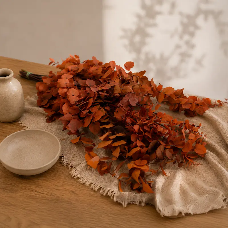 Décorations d’automne avec des branches et feuilles stabilisées